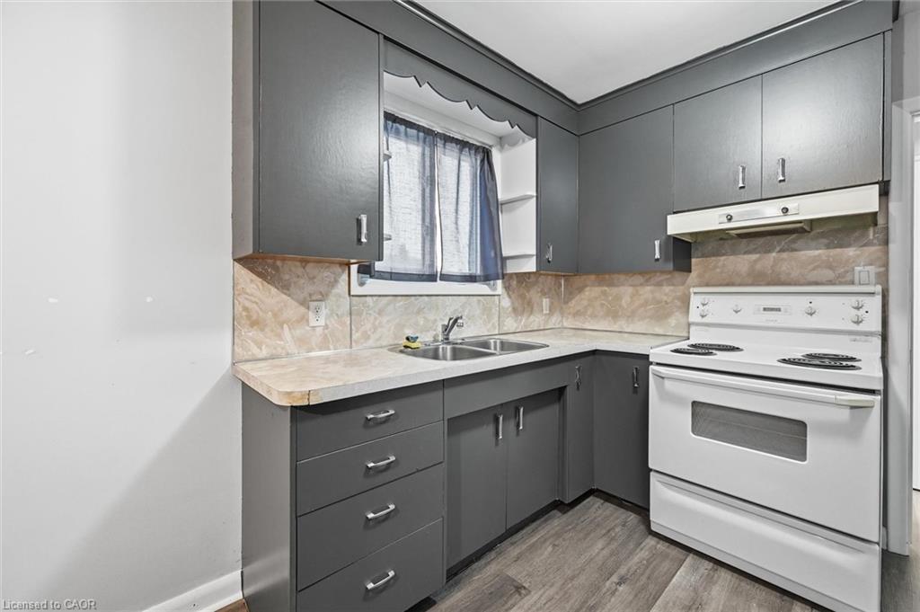 17 Queen Street N, Thorold, ON - Indoor Photo Showing Kitchen With Double Sink