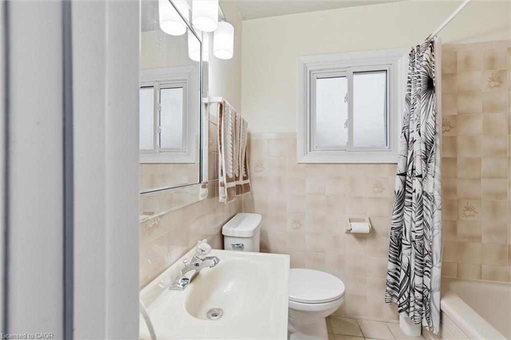 17 Queen Street N, Thorold, ON - Indoor Photo Showing Bathroom