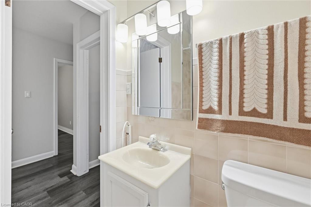 17 Queen Street N, Thorold, ON - Indoor Photo Showing Bathroom