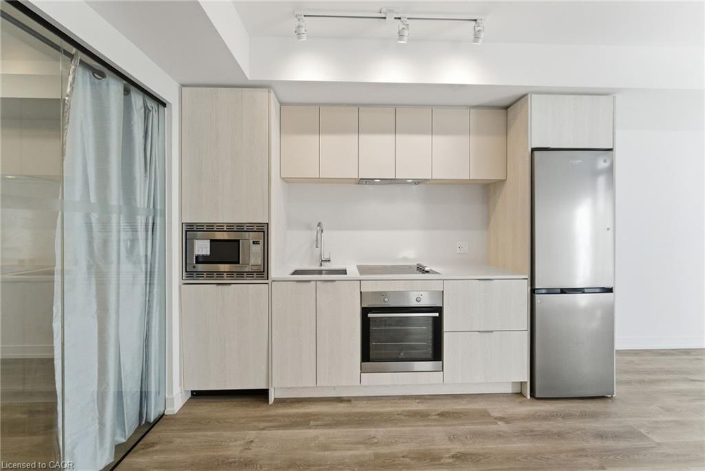 606-1 Jarvis Street, Hamilton, ON - Indoor Photo Showing Kitchen