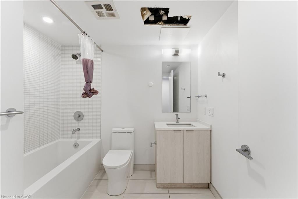 606-1 Jarvis Street, Hamilton, ON - Indoor Photo Showing Bathroom