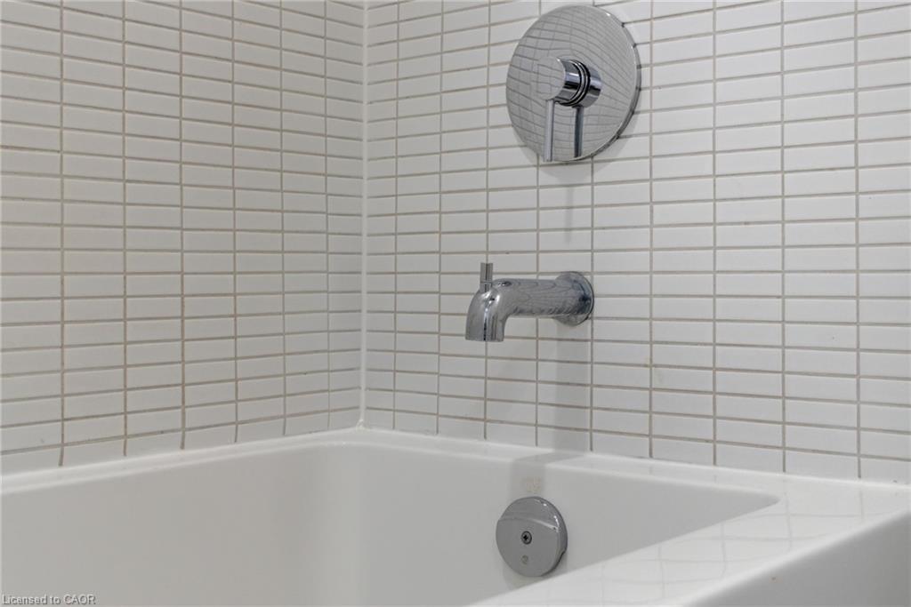 606-1 Jarvis Street, Hamilton, ON - Indoor Photo Showing Bathroom