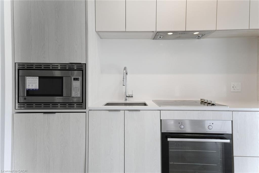606-1 Jarvis Street, Hamilton, ON - Indoor Photo Showing Kitchen