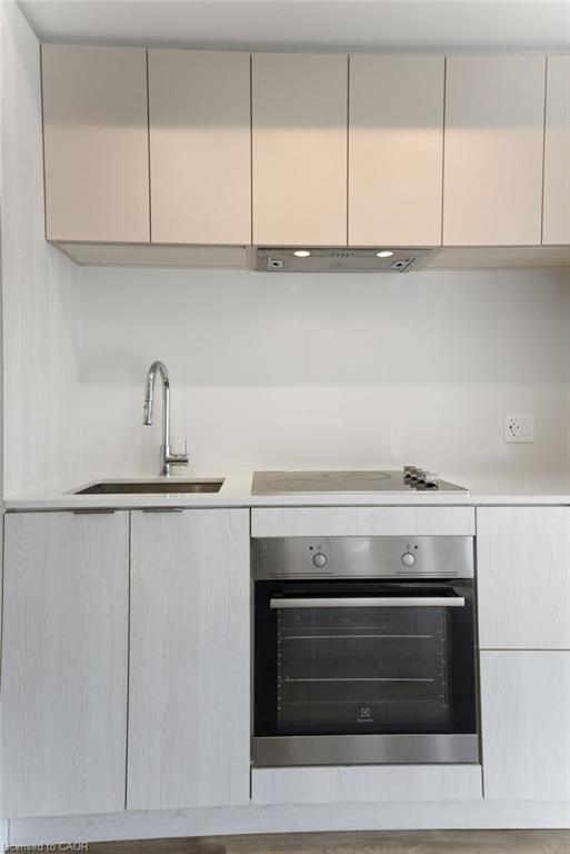 606-1 Jarvis Street, Hamilton, ON - Indoor Photo Showing Kitchen