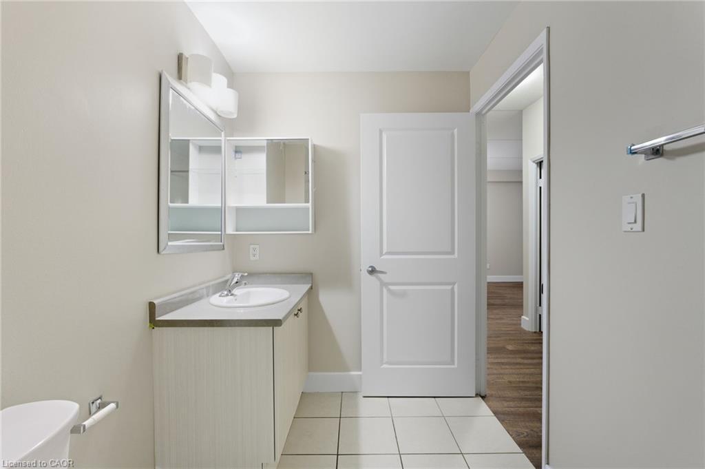203-149 Main Street W, Hamilton, ON - Indoor Photo Showing Bathroom