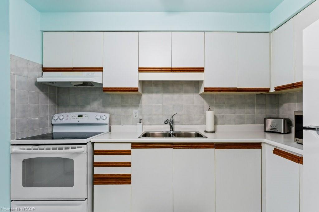 12 Meteor Boulevard, Stoney Creek, ON - Indoor Photo Showing Kitchen With Double Sink