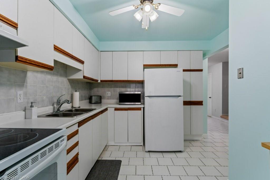 12 Meteor Boulevard, Stoney Creek, ON - Indoor Photo Showing Kitchen With Double Sink