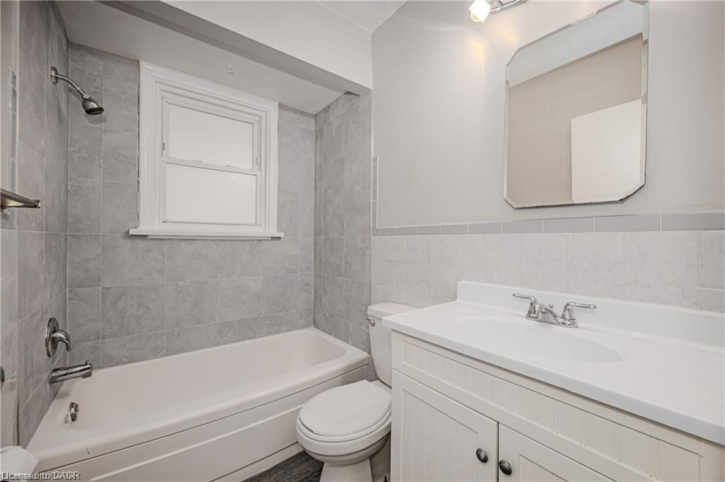 Main-16 Huntington Avenue, Hamilton, ON - Indoor Photo Showing Bathroom