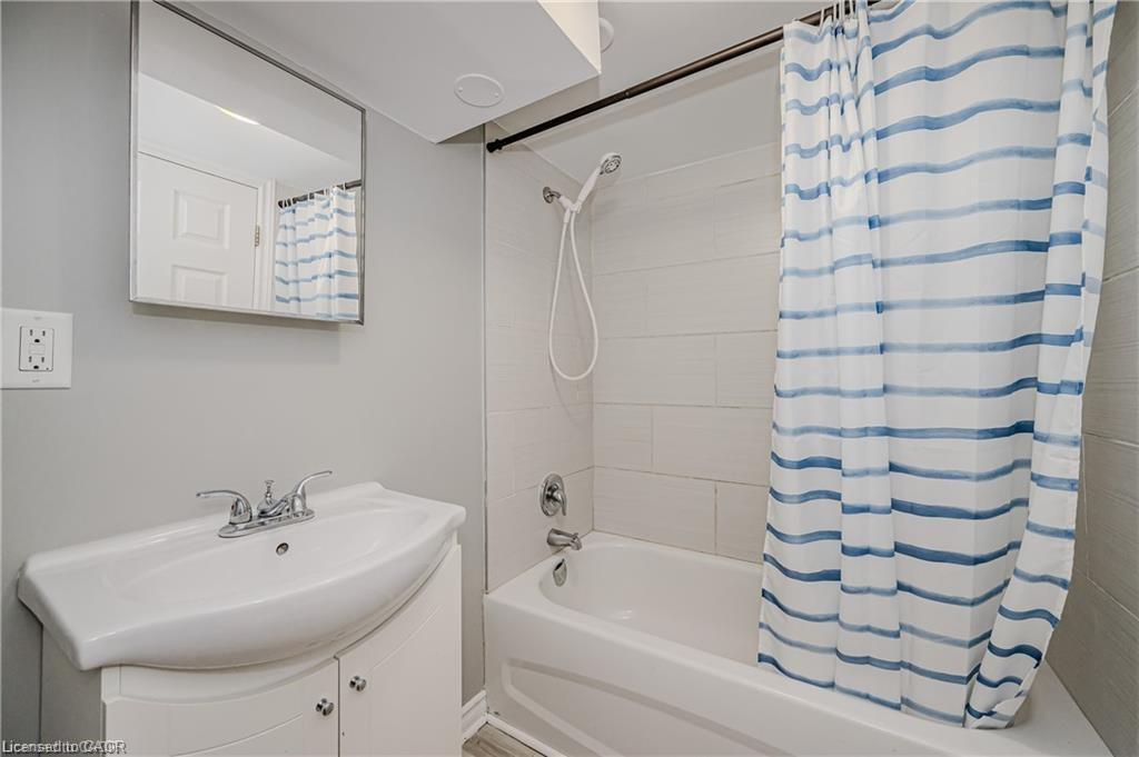 2-16 Huntington Avenue, Hamilton, ON - Indoor Photo Showing Bathroom