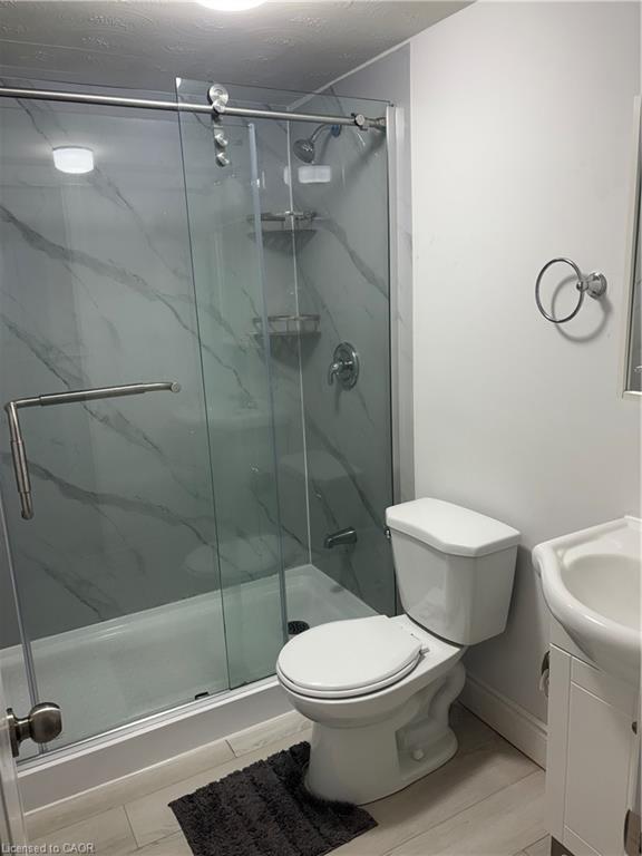 683 Seventh Avenue, Hamilton, ON - Indoor Photo Showing Bathroom