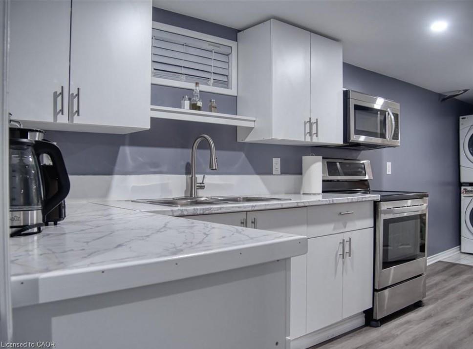 B-651 Upper Ottawa Street, Hamilton, ON - Indoor Photo Showing Kitchen