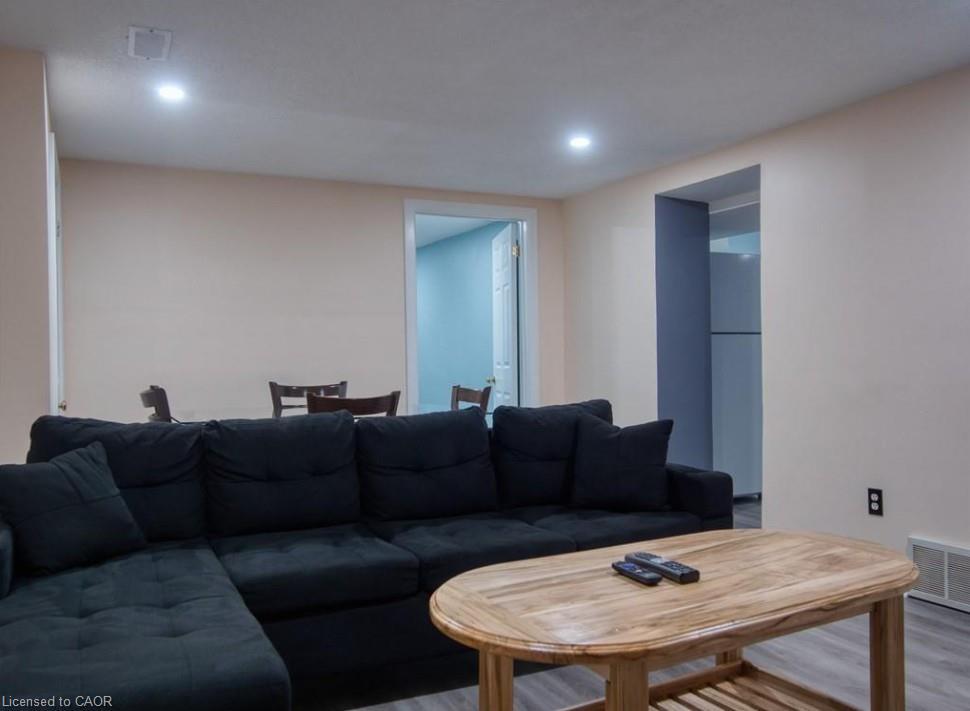 B-651 Upper Ottawa Street, Hamilton, ON - Indoor Photo Showing Living Room