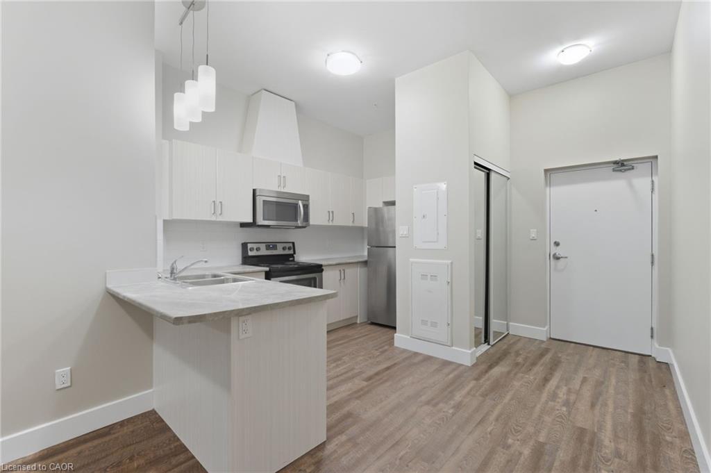 101-149 Main Street W, Hamilton, ON - Indoor Photo Showing Kitchen