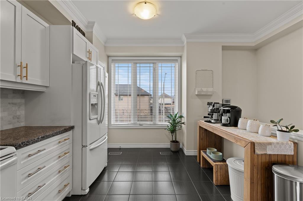 23 Edenrock Drive, Stoney Creek, ON - Indoor Photo Showing Kitchen