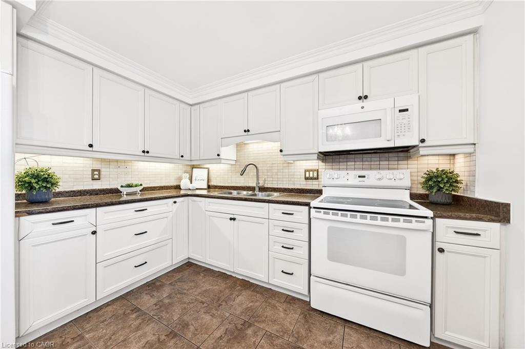 614 Elgin Street N, Cambridge, ON - Indoor Photo Showing Kitchen