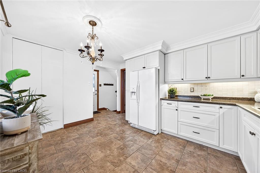 614 Elgin Street N, Cambridge, ON - Indoor Photo Showing Kitchen