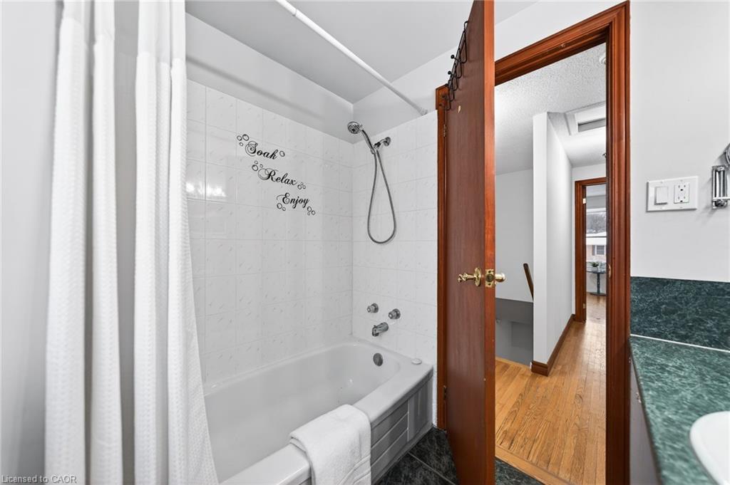 614 Elgin Street N, Cambridge, ON - Indoor Photo Showing Bathroom