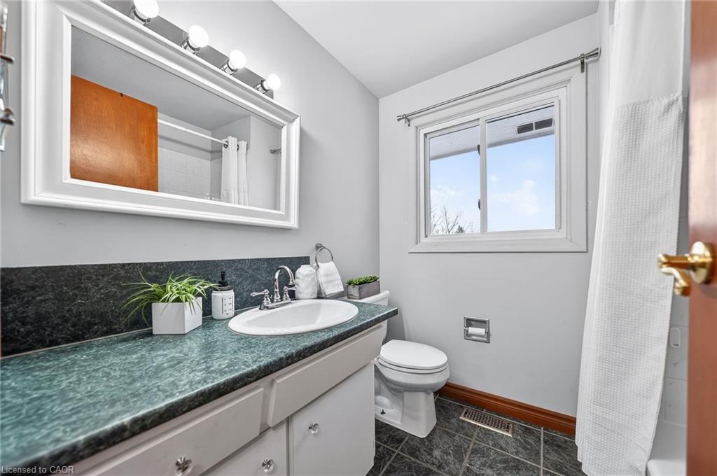 614 Elgin Street N, Cambridge, ON - Indoor Photo Showing Bathroom