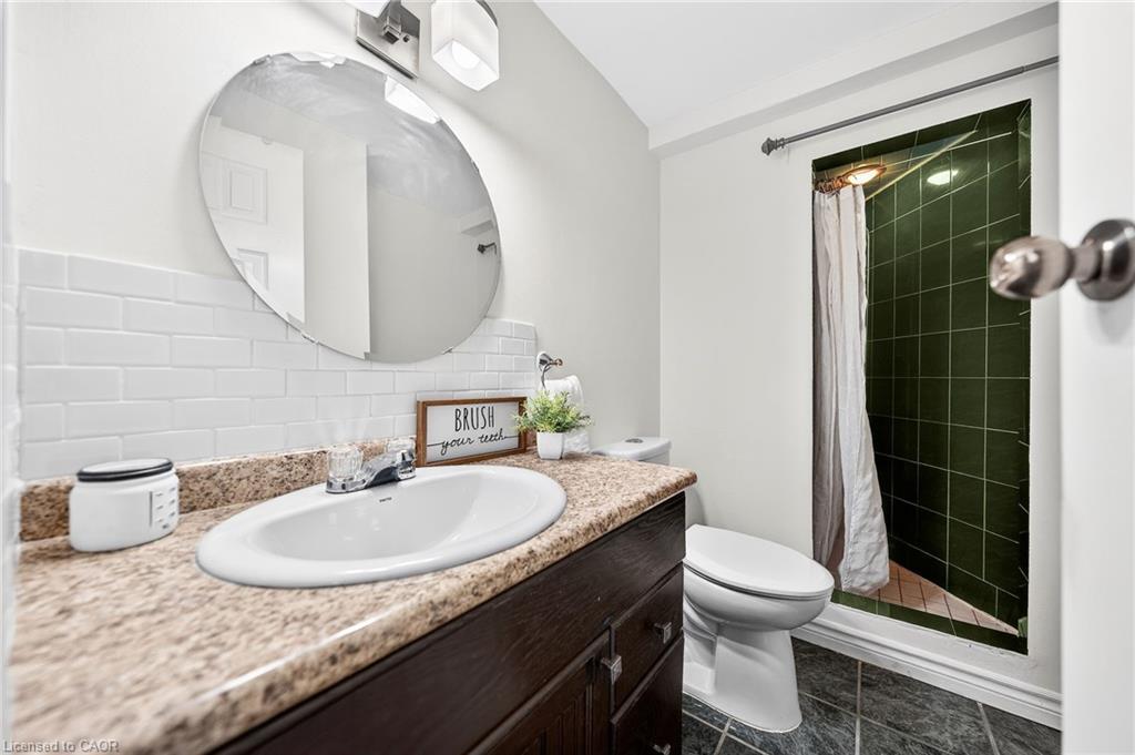 614 Elgin Street N, Cambridge, ON - Indoor Photo Showing Bathroom