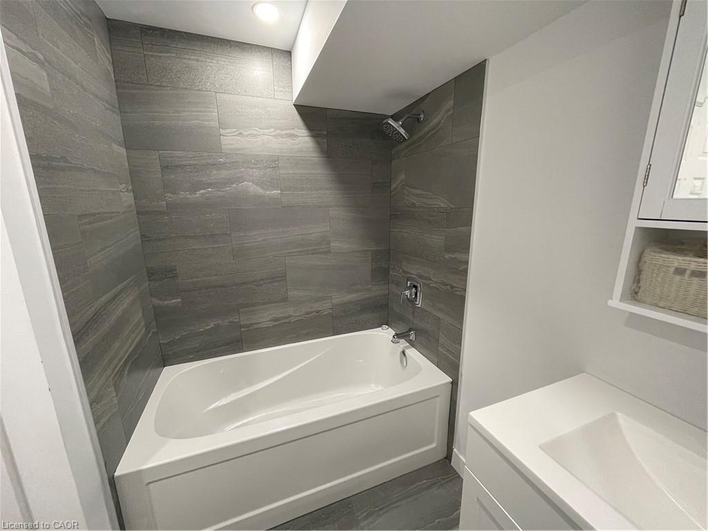 B-51 Drake Avenue, Paris, ON - Indoor Photo Showing Bathroom