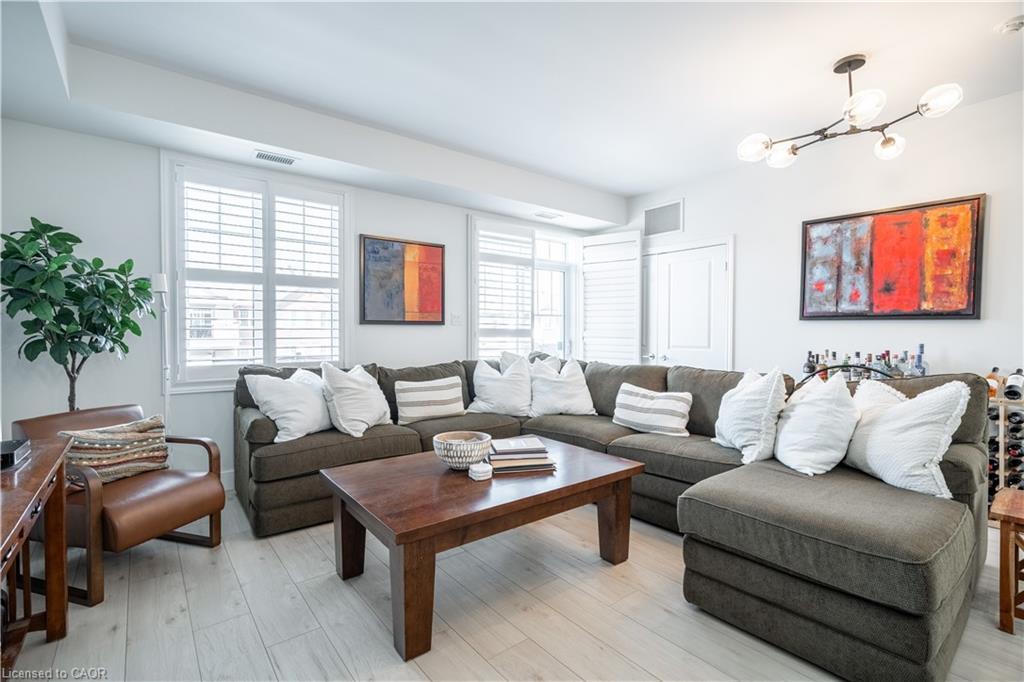 303-263 Georgian Drive, Oakville, ON - Indoor Photo Showing Living Room