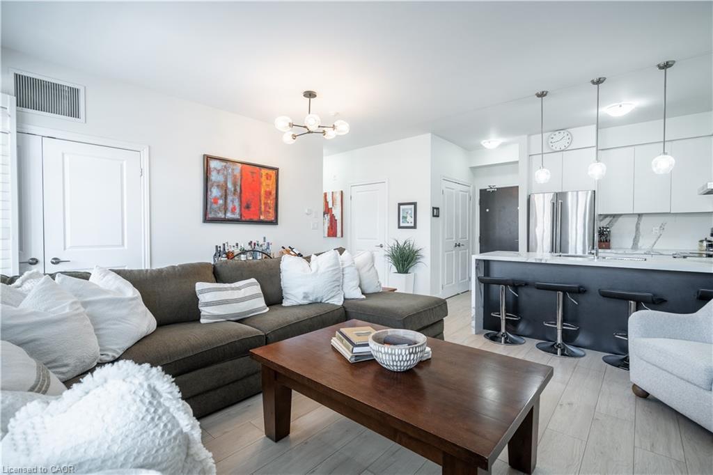 303-263 Georgian Drive, Oakville, ON - Indoor Photo Showing Living Room