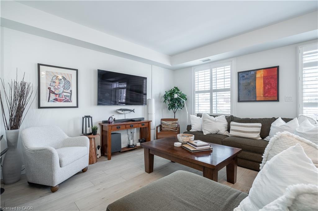 303-263 Georgian Drive, Oakville, ON - Indoor Photo Showing Living Room