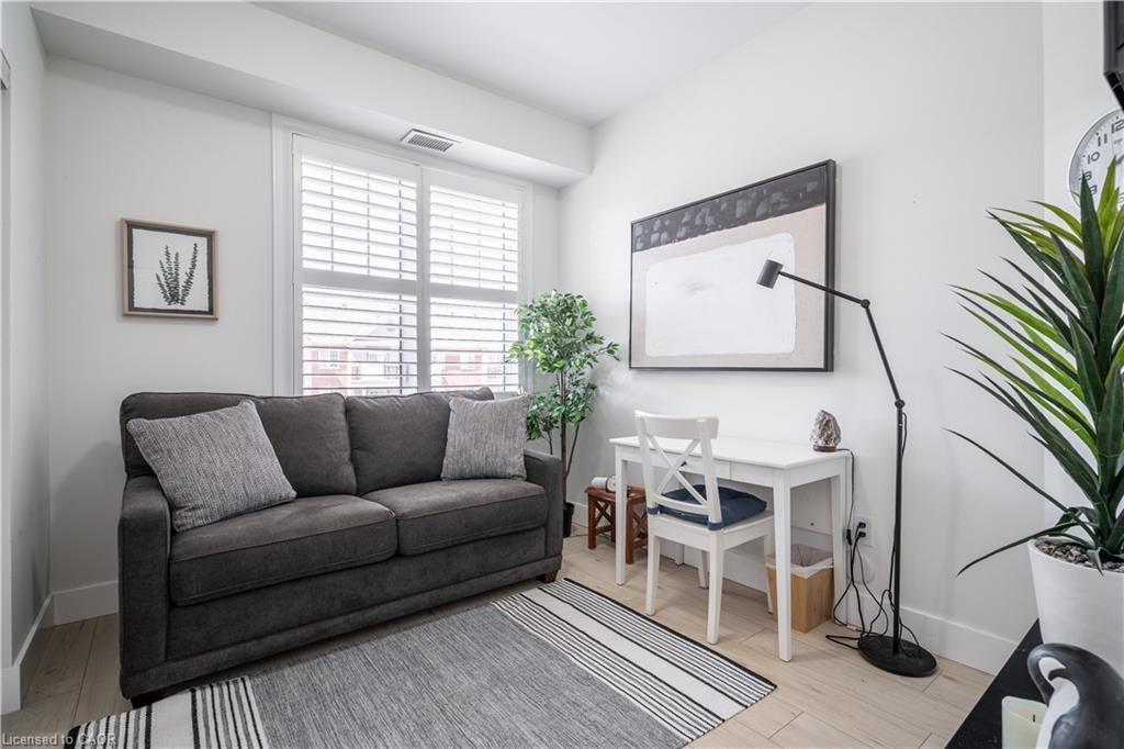 303-263 Georgian Drive, Oakville, ON - Indoor Photo Showing Living Room