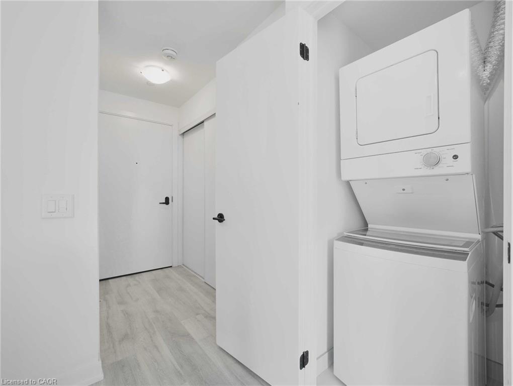 429-215 Lakeshore Road, Mississauga, ON - Indoor Photo Showing Laundry Room