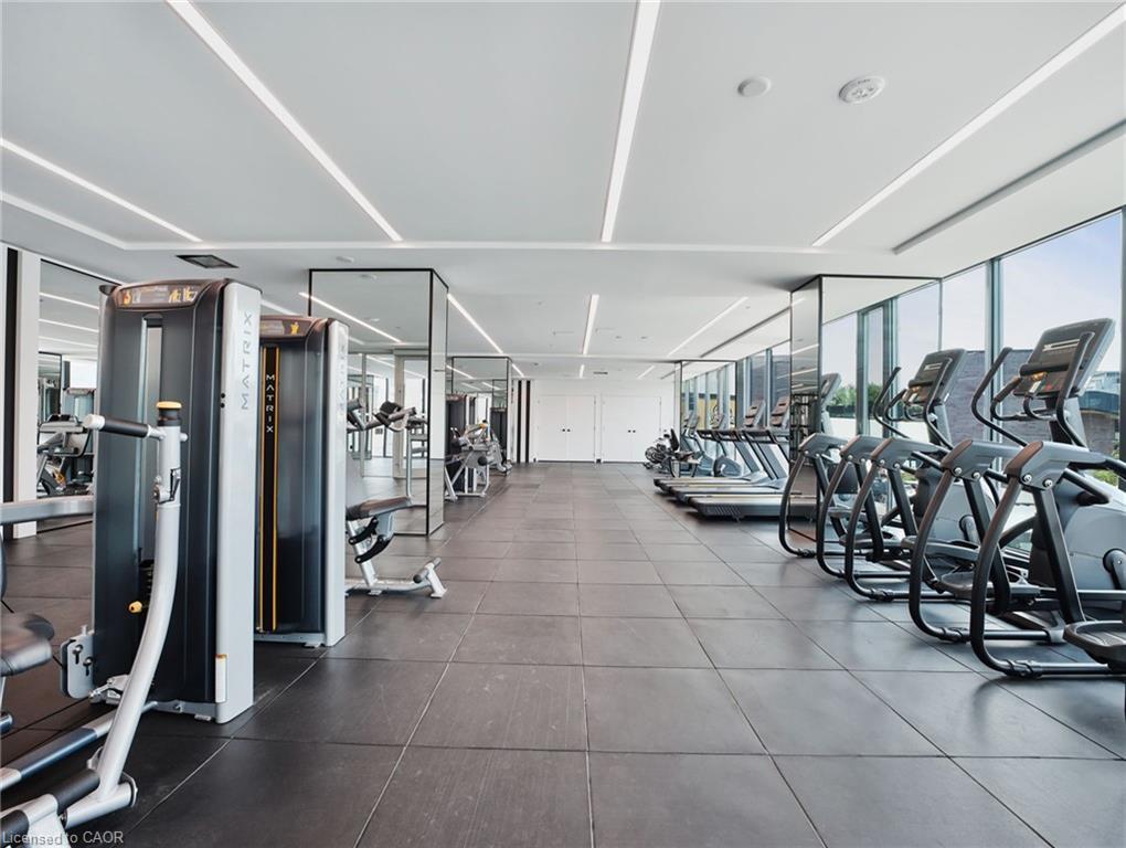 429-215 Lakeshore Road, Mississauga, ON - Indoor Photo Showing Gym Room