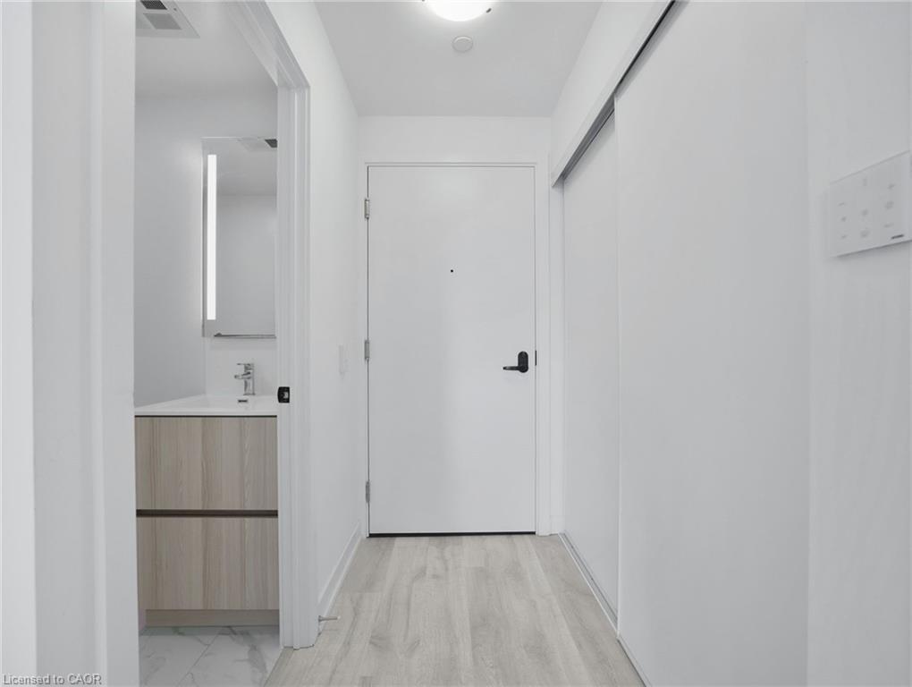 429-215 Lakeshore Road, Mississauga, ON - Indoor Photo Showing Other Room