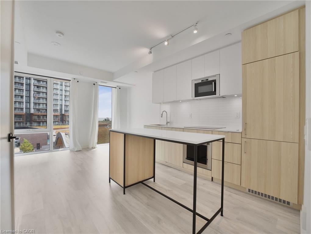 429-215 Lakeshore Road, Mississauga, ON - Indoor Photo Showing Kitchen