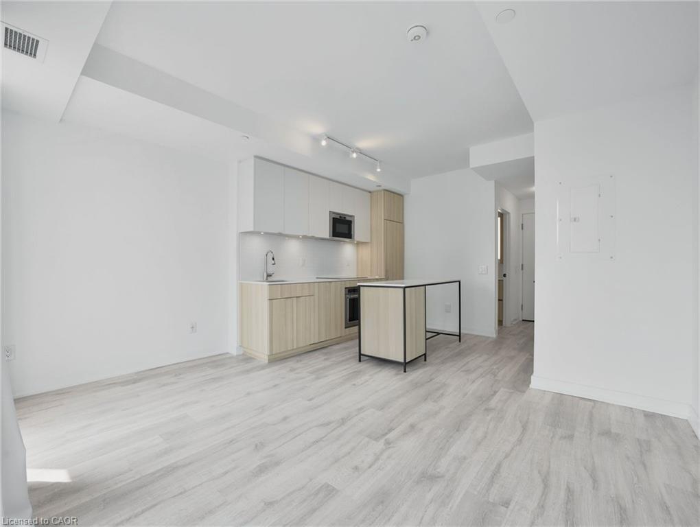 429-215 Lakeshore Road, Mississauga, ON - Indoor Photo Showing Kitchen