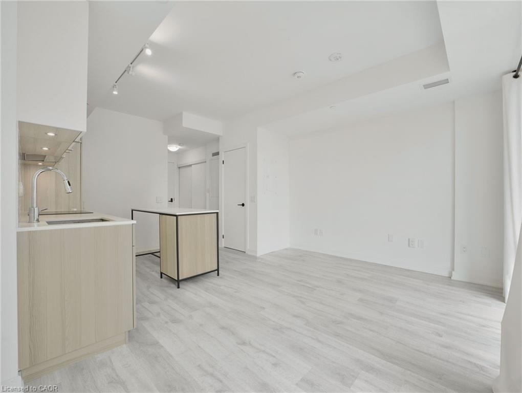 429-215 Lakeshore Road, Mississauga, ON - Indoor Photo Showing Other Room