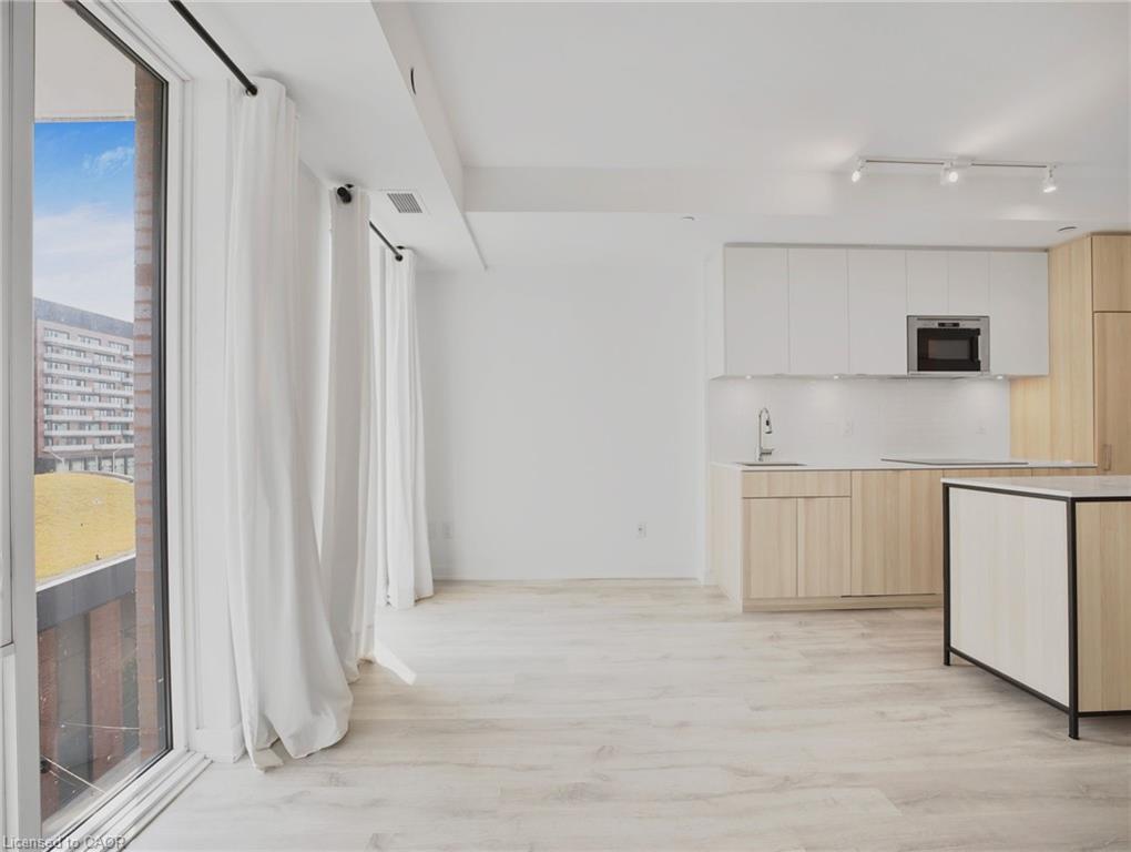 429-215 Lakeshore Road, Mississauga, ON - Indoor Photo Showing Kitchen