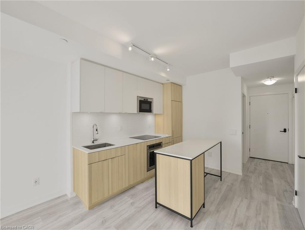 429-215 Lakeshore Road, Mississauga, ON - Indoor Photo Showing Kitchen