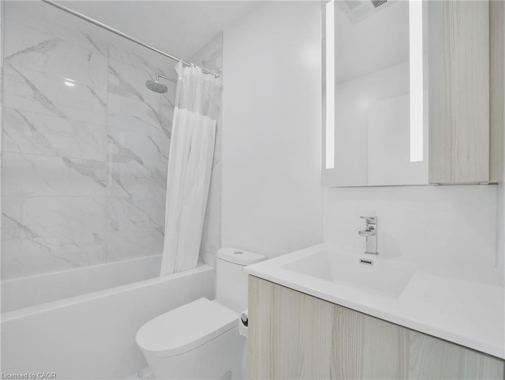 429-215 Lakeshore Road, Mississauga, ON - Indoor Photo Showing Bathroom