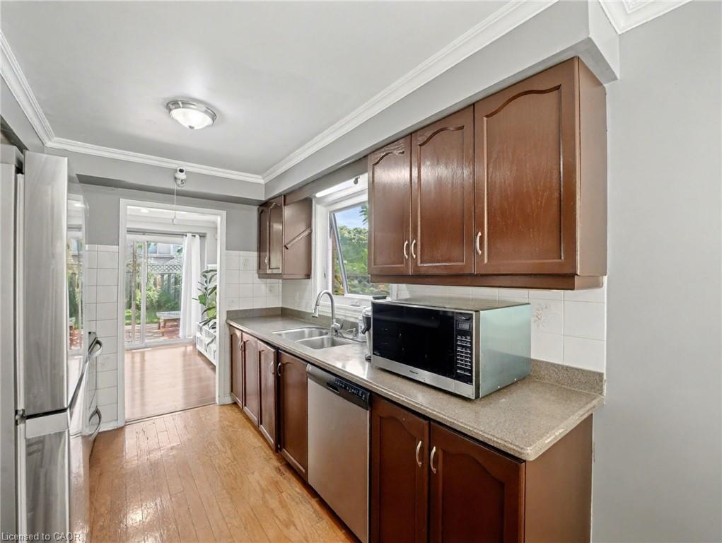 635 Rexford Drive, Hamilton, ON - Indoor Photo Showing Kitchen With Double Sink
