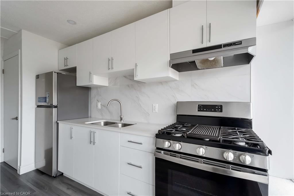 1-43 Norwich Road, Stoney Creek, ON - Indoor Photo Showing Kitchen With Double Sink With Upgraded Kitchen