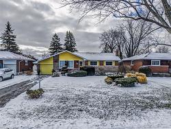 16 Glendale Drive Welland, ON L3C 4Y6