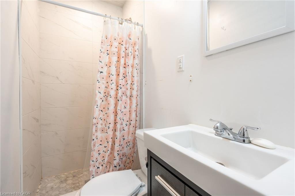 Upper-13 Henry Street, Hamilton, ON - Indoor Photo Showing Bathroom