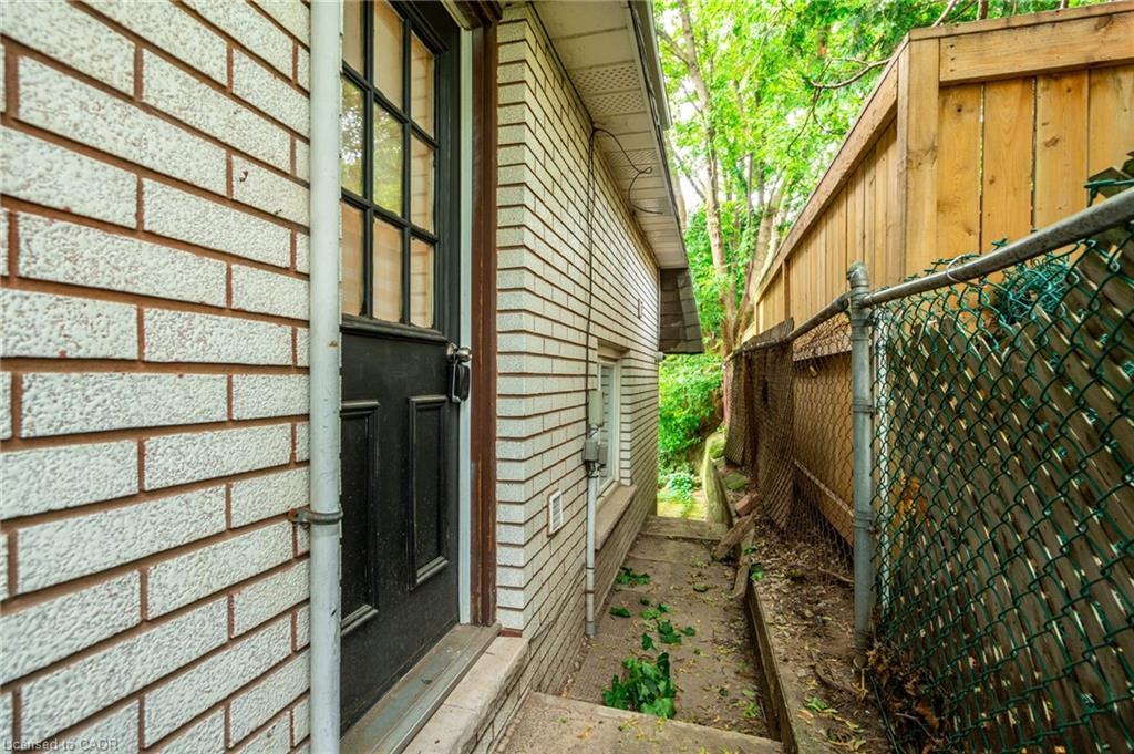 Upper-13 Henry Street, Hamilton, ON - Outdoor