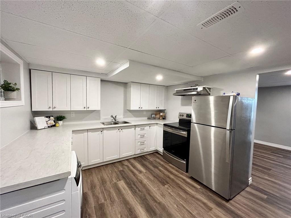 Lower Unit-4 Fernwood Place, Kitchener, ON - Indoor Photo Showing Kitchen With Double Sink
