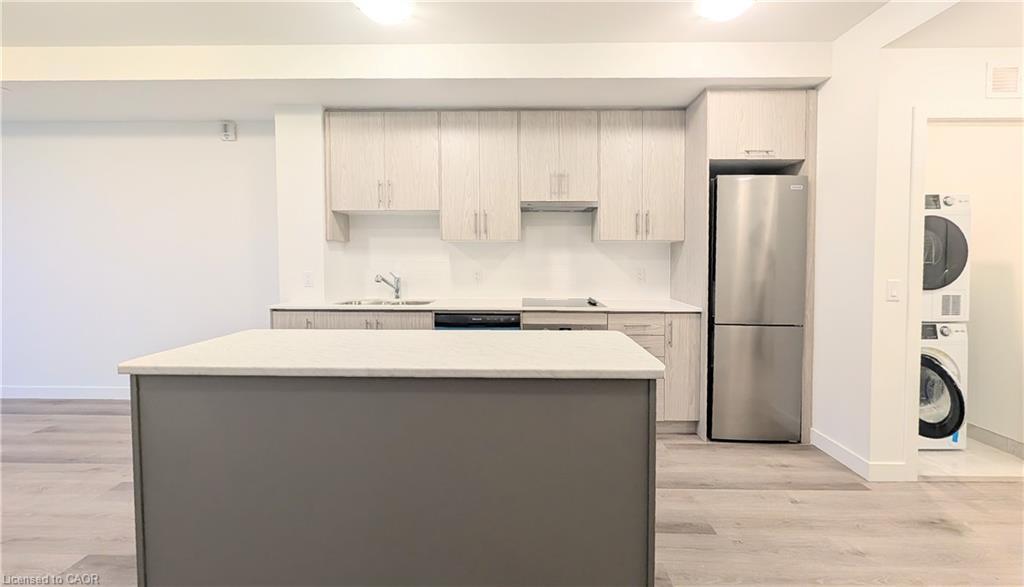 526-461 Green Road, Stoney Creek, ON - Indoor Photo Showing Kitchen