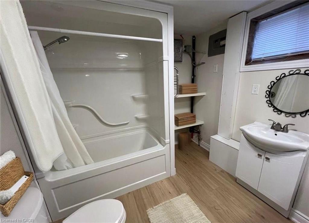 Lower-346 East 15Th Street, Hamilton, ON - Indoor Photo Showing Bathroom