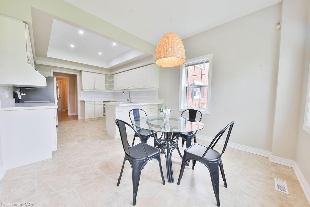 11-4211 Millcroft Park Drive, Burlington, ON - Indoor Photo Showing Dining Room