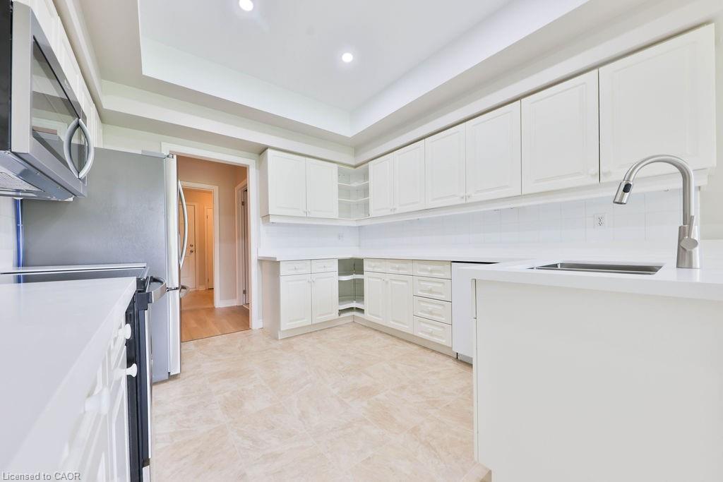 11-4211 Millcroft Park Drive, Burlington, ON - Indoor Photo Showing Kitchen