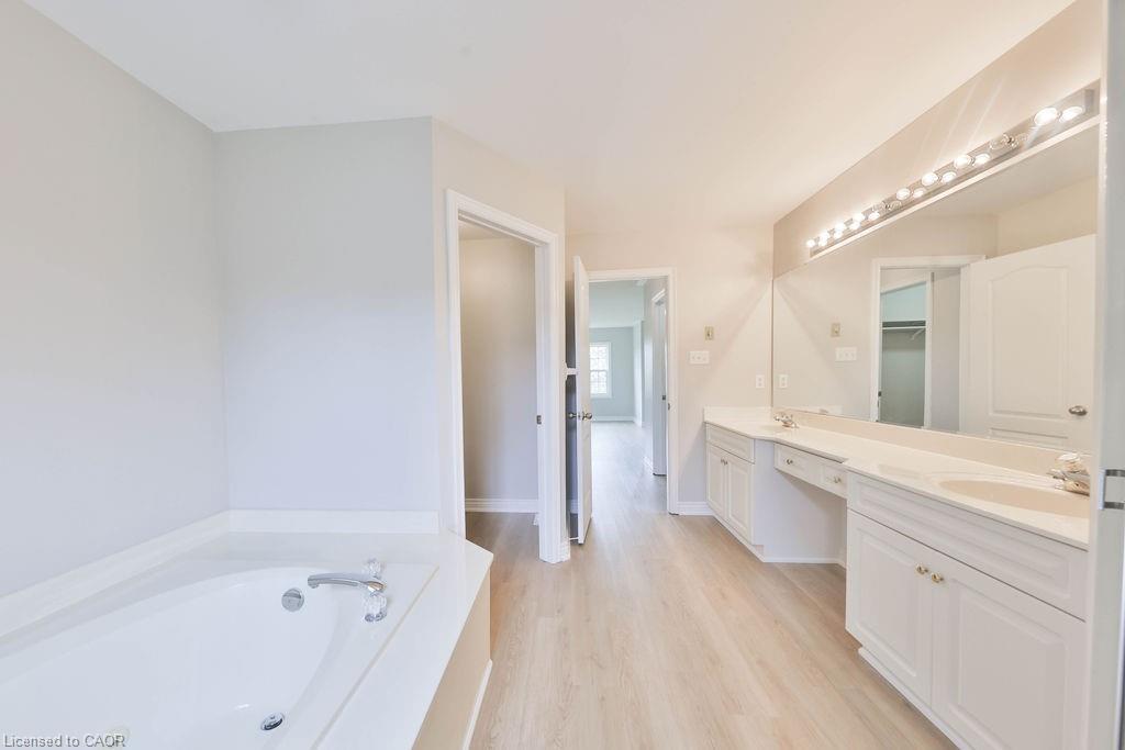 11-4211 Millcroft Park Drive, Burlington, ON - Indoor Photo Showing Bathroom