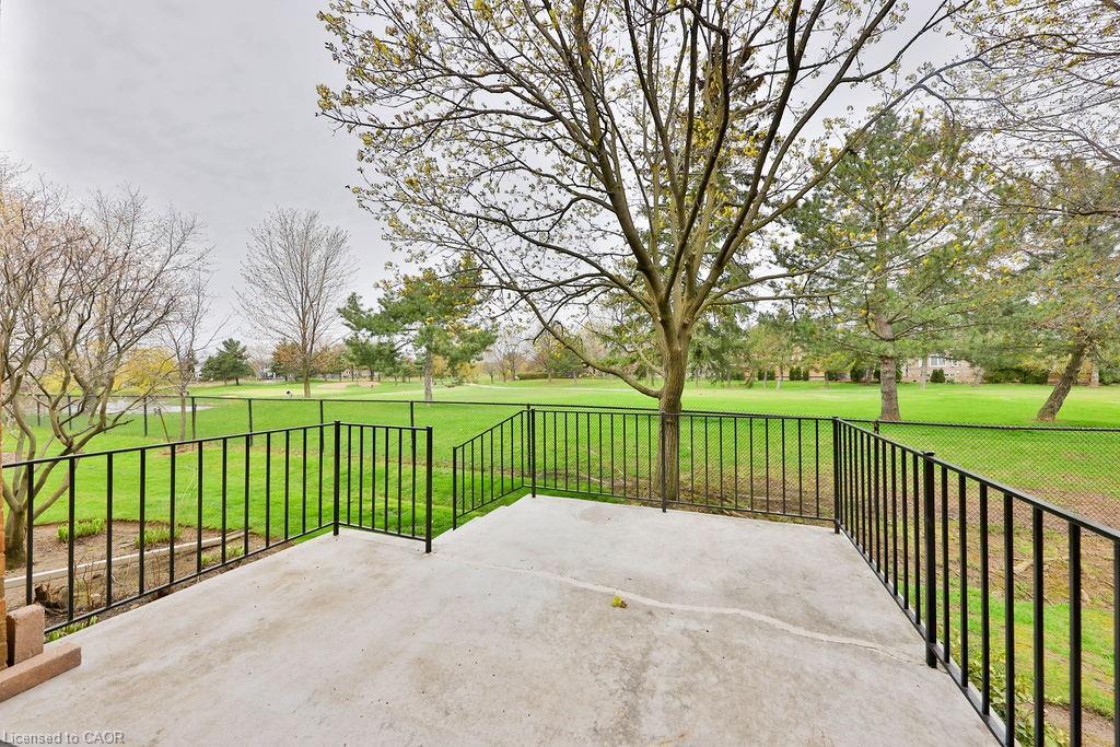 11-4211 Millcroft Park Drive, Burlington, ON - Outdoor