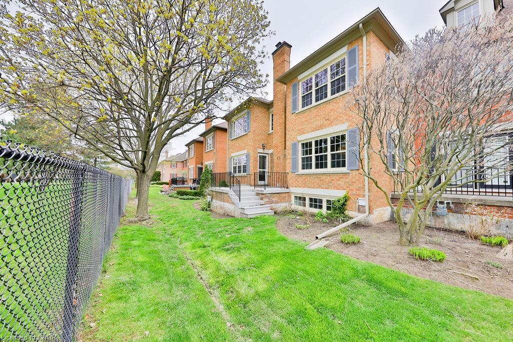 11-4211 Millcroft Park Drive, Burlington, ON - Outdoor